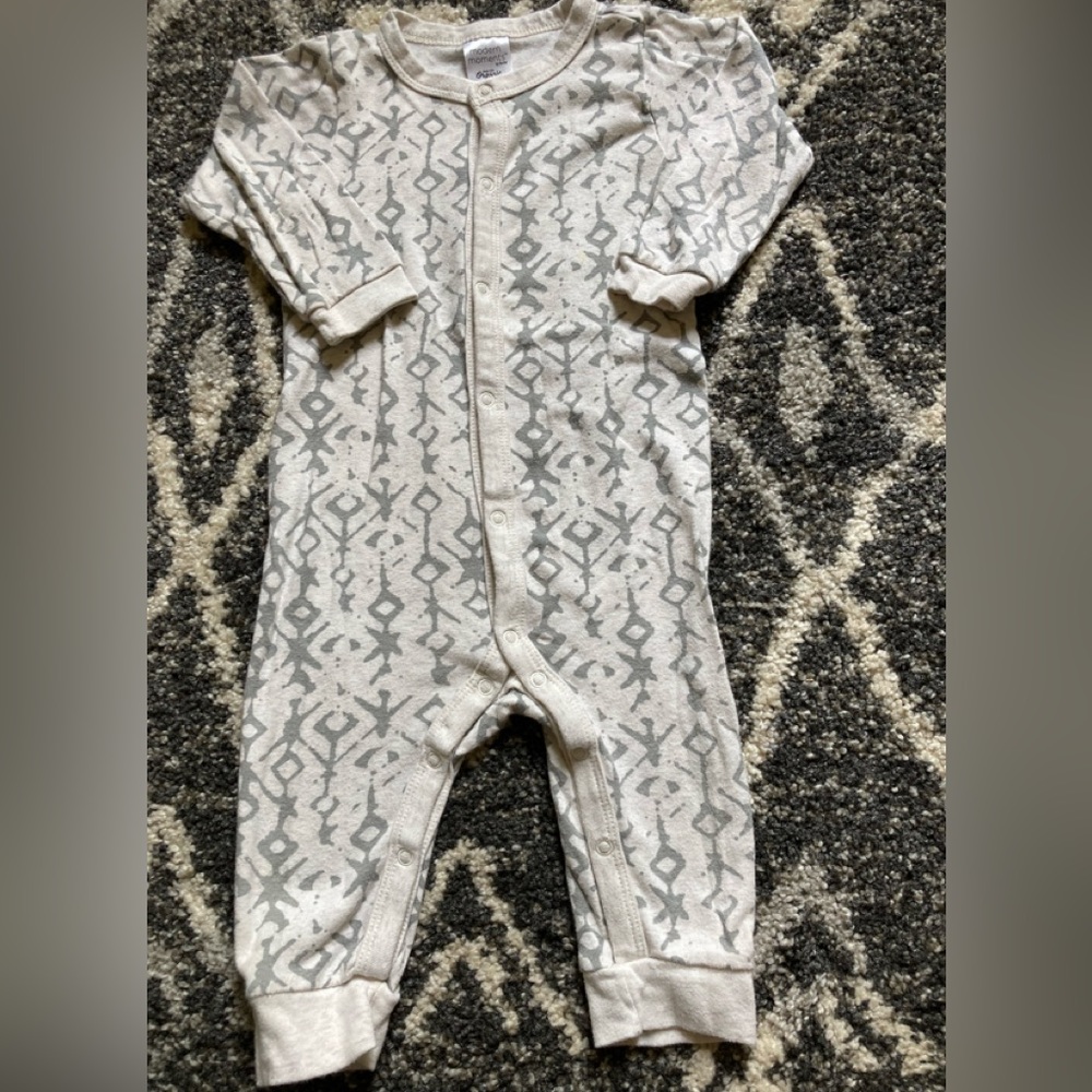 Snap closure pj cream with gray pattern